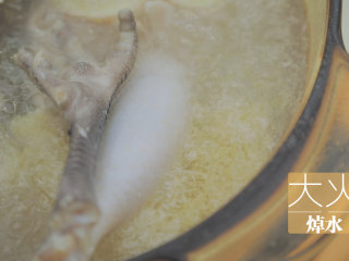 榴莲的3+2种有爱做法「厨娘物语」,1只母鸡冷水下锅，放入3片姜、20ml料酒大火焯水，捞出备用。