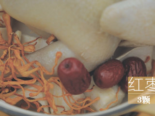 榴莲的3+2种有爱做法「厨娘物语」,将焯好水的母鸡放入珐琅锅中，放入100g榴莲瓤、5g虫草花、3颗红枣。