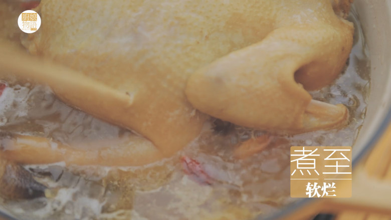 榴莲的3+2种有爱做法「厨娘物语」,倒入2L热水，小火慢煮1小时煮至软烂。