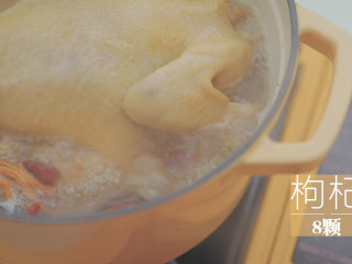 榴莲的3+2种有爱做法「厨娘物语」,放入8颗枸杞、2g盐搅拌均匀。