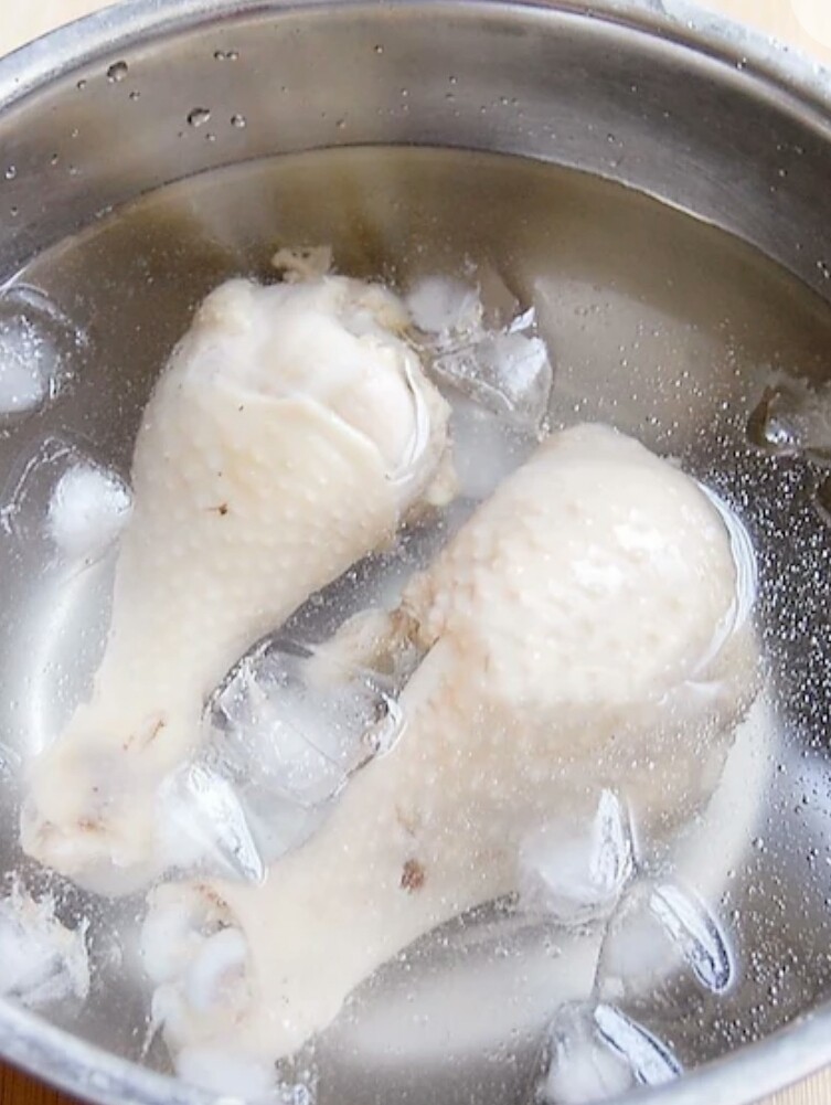 香辣口水鸡,鸡腿焖好后立即捞出，用凉水过凉