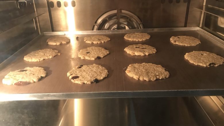 代餐燕麦饼干（菜籽油版）,放入烤箱150℃烤20-22分钟。饼干金黄色可以出炉，放晾变酥脆。