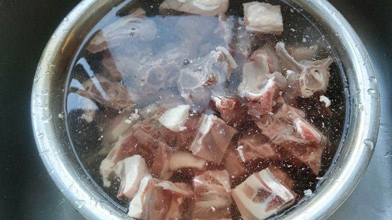 新文美食  卤煮羊脊骨,在倒入清水泡两个小时。