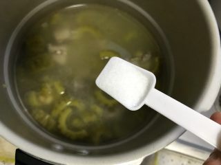 黄豆苦瓜排骨汤（懒人高压锅版）,25分钟后，熄火，待可以打开锅盖后，加一小勺细盐，搅拌均匀，即可