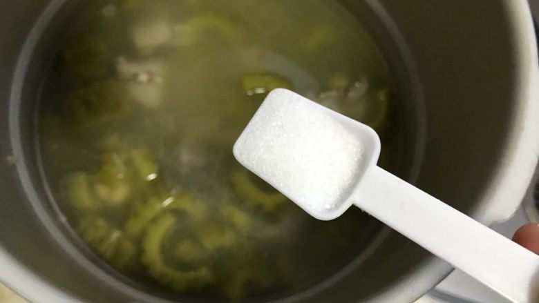 黄豆苦瓜排骨汤（懒人高压锅版）,25分钟后，熄火，待可以打开锅盖后，加一小勺细盐，搅拌均匀，即可