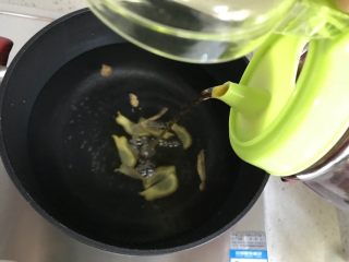 黄豆苦瓜排骨汤（懒人高压锅版）,锅内煮适量清水，放入生姜片，并加适量料酒