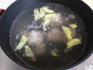 黄豆苦瓜排骨汤（懒人高压锅版）,待锅内水开后，放入排骨，大火煮3.4分钟