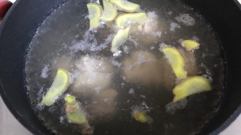 黄豆苦瓜排骨汤（懒人高压锅版）,待锅内水开后，放入排骨，大火煮3.4分钟