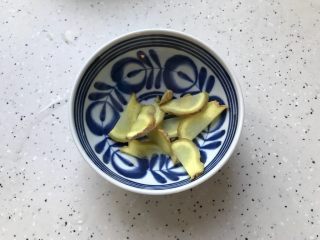 黄豆苦瓜排骨汤（懒人高压锅版）,生姜洗净切成薄片