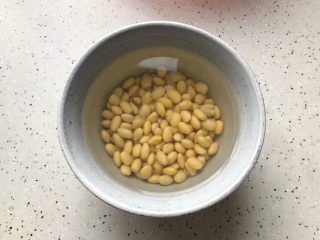 黄豆苦瓜排骨汤（懒人高压锅版）,黄豆至少提前四个小时泡发