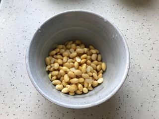 黄豆苦瓜排骨汤（懒人高压锅版）,泡好的黄豆洗净