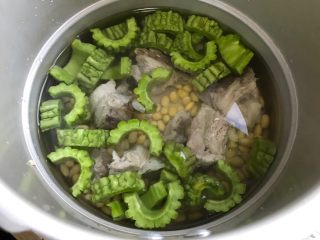 黄豆苦瓜排骨汤（懒人高压锅版）,加适量清水