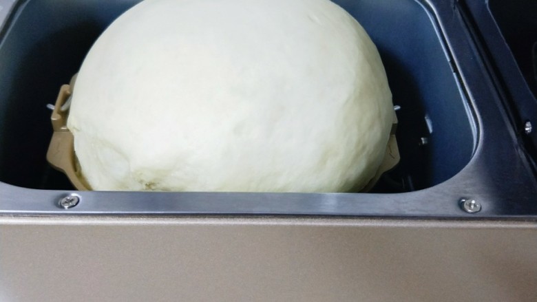 颜值爆表的日式面包卷&松软到不知所措‼️,发酵好的面团，已经满桶。