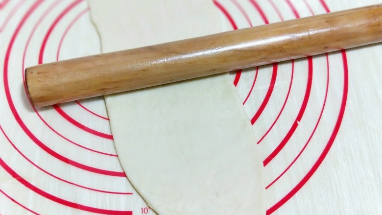 颜值爆表的日式面包卷&松软到不知所措‼️,取一块小面团，用擀面杖擀长舌状。