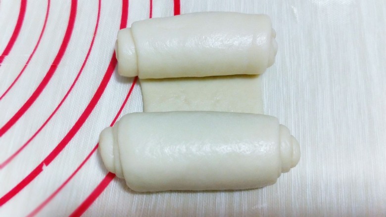 颜值爆表的日式面包卷&松软到不知所措‼️,从两头往中间卷起，也就是上下两端往中间卷，如图。