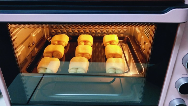 颜值爆表的日式面包卷&松软到不知所措‼️,入烤箱二次发酵，天冷的话可以放一碗热水，二次发酵时间约为30分钟。