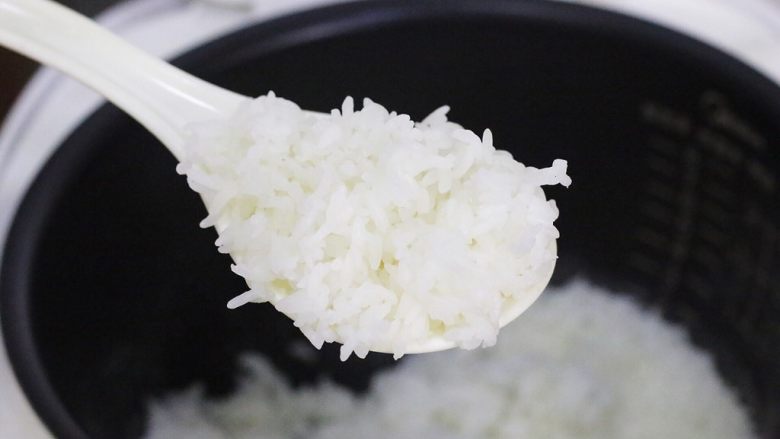 西兰花芝麻饭团,煮好打开后就闻到了淡淡的米香味，预留一碗白米饭。