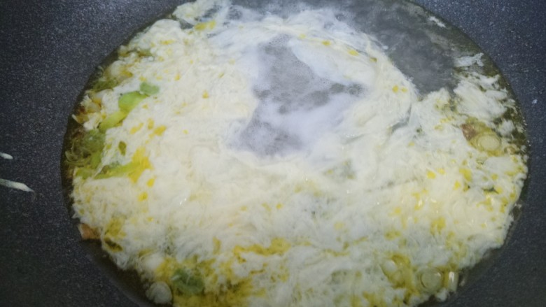 裙带菜汤,然后倒入鸡蛋液。