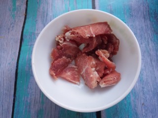 黑木耳炒肉,先准备块猪肉，把猪肉切成片。
