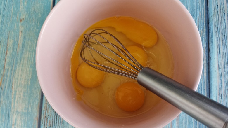 五仁蛋挞,然后把鸡蛋打入碗中，搅拌均匀。