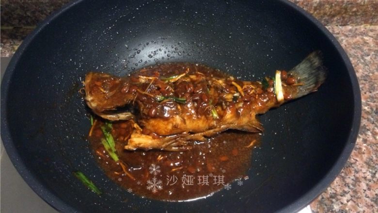 酱香烧鲈鱼,酱汁变得浓稠即可出锅。