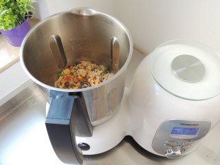 杂蔬牛肉酱炒饭,最后加入少许细盐，翻炒均匀以后就可以盛入碗中享用了。
