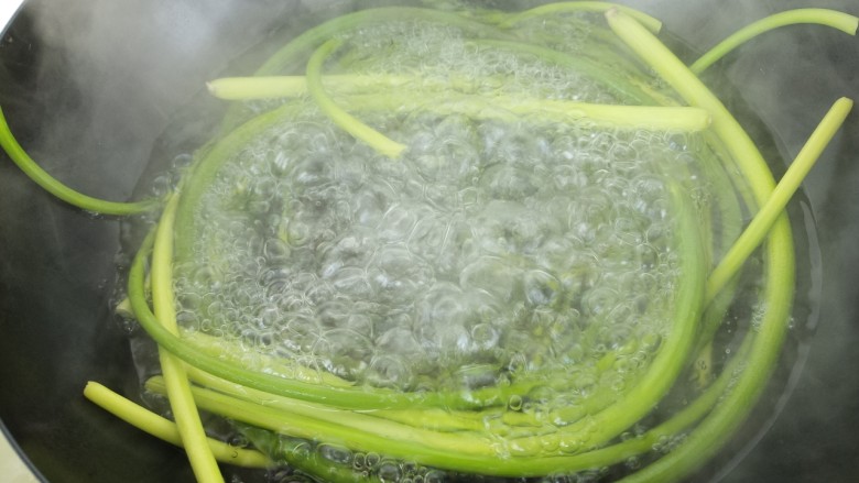 手撕蒜苔,然后锅里烧水，把蒜苔放进去煮。
