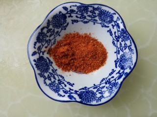创意炒饭,就准备一勺辣椒粉。