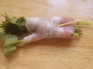 培根卷香菜,用一根牙签固定。