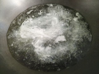 粉丝金针菇,然后开始煮粉丝。锅里烧开水，之后把粉丝放入。