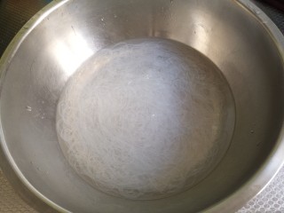 粉丝金针菇,然后放在冷水里泡着。