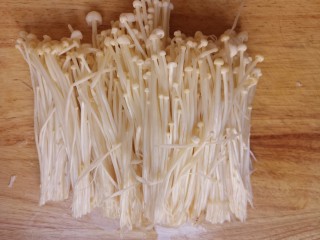 粉丝金针菇,然后把金针菇的根部去掉。