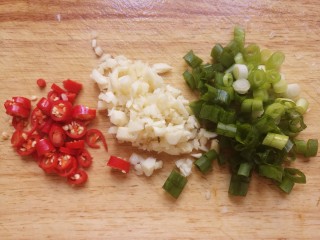 粉丝金针菇,再把红椒，蒜，还有葱切成末。