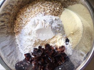 奶香燕麦桂圆刀切馒头,所有的食材都放一起（因为是自发粉，就省略了酵母发酵这一步