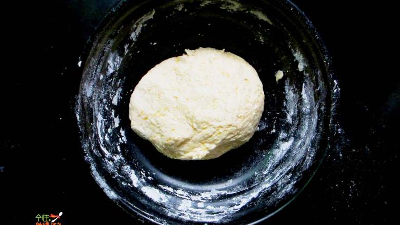 南瓜小饼,再用手和成光滑的糯米面团，静置10-15分钟