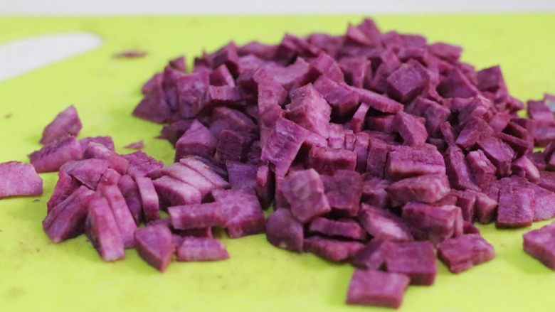 紫薯燕麦米糊,<a style='color:red;display:inline-block;' href='/shicai/ 2643'>紫薯</a>去皮，用刀切小块。