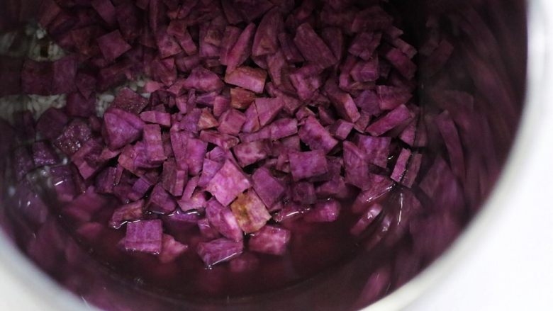 紫薯燕麦米糊,往豆浆机内加入切好的紫薯。