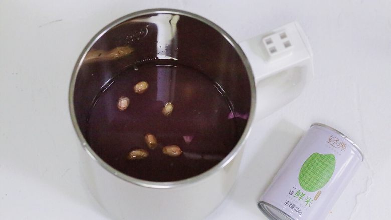 紫薯燕麦米糊,水量不能超过豆浆机内设定的最高水位线。
