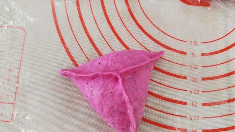 少女心爆棚~火龙果豆沙面包,慢慢的捏成三角形，一定要捏紧。