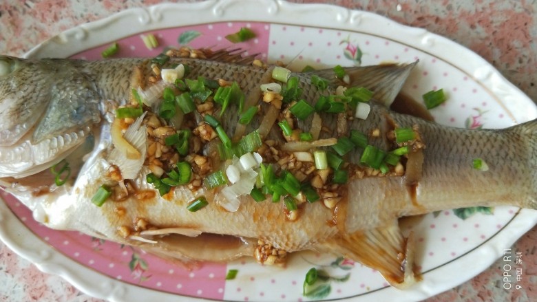 家常菜清蒸鲈鱼,把热油泼在鱼上，发出嗤嗤的响声