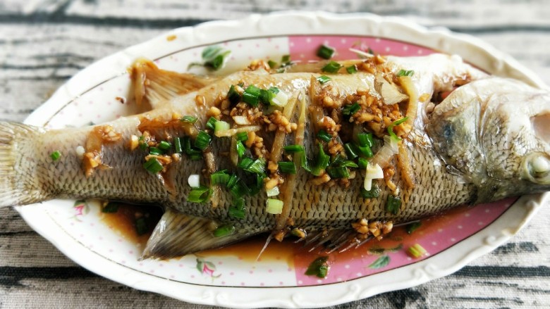 家常菜清蒸鲈鱼,一道简单不失美味的清蒸鲈鱼就可以上桌了
