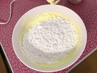 玛格丽特饼干,把过筛好的低粉和玉米淀粉加入。