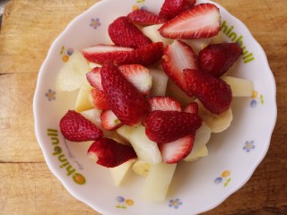 奶油水果捞,然后把这几种水果放在碗中。