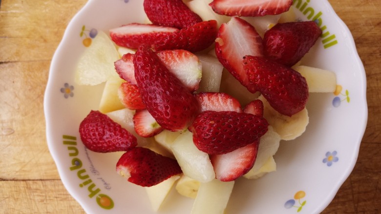 奶油水果捞,然后把这几种水果放在碗中。