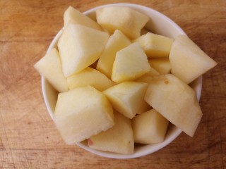 奶油水果捞,苹果切成块儿。