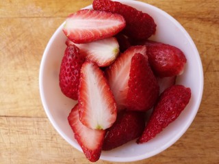 奶油水果捞,草莓切两半。
