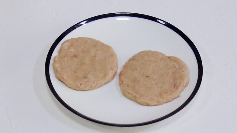 猪排米汉堡,将肉团分成两份，分别压成肉饼，不用太厚。