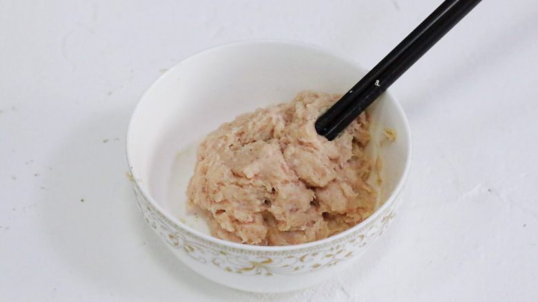 猪排米汉堡,用筷子以顺时针方向搅拌至肉沫成团，起胶。