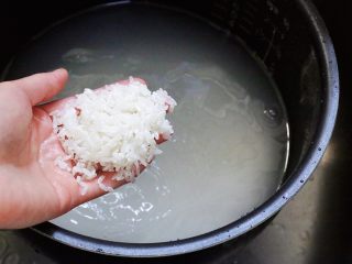 猪排米汉堡,清洗2-3遍即可，不要过度揉搓，然后沥干水分。
