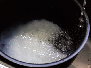 猪排米汉堡,往锅内加入适量的清水。